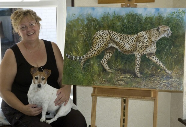 Anne Corless with her oil painting 'Cheetah on the Run'