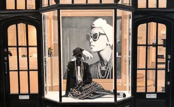 Chanel Burlington Arcade, 2018 Paula Urzica Oil on canvas, 80cm x 100 cm