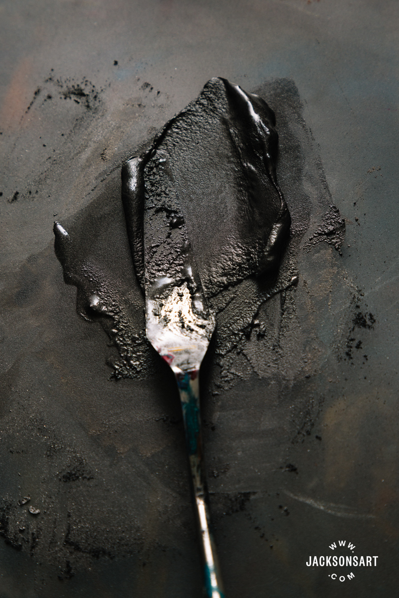 Making watercolour paint with black pigments