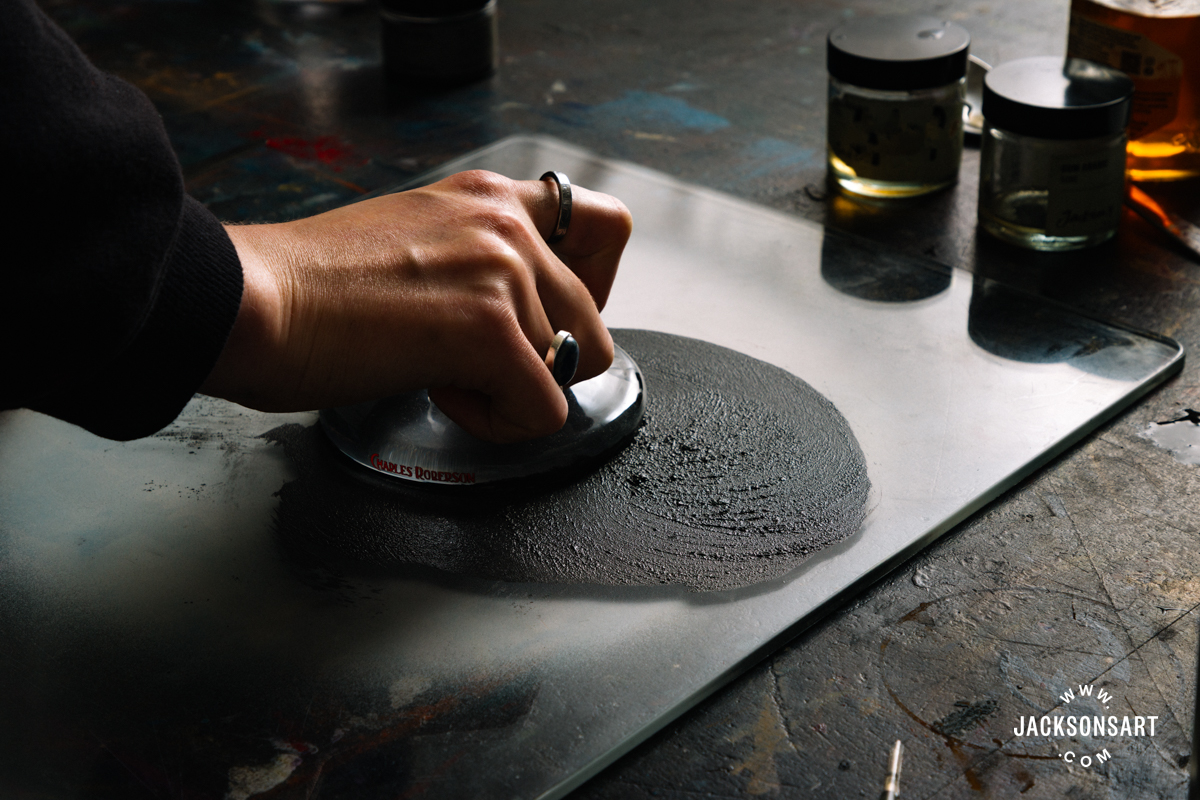 Making watercolour paint with black pigments