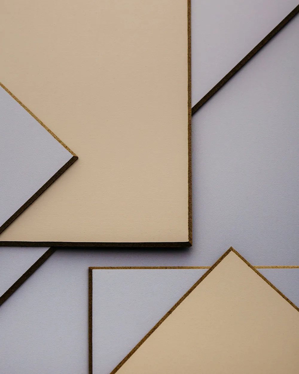 Gesso boards and panels are suitable for a wide variety of techniques due to the high absorbency of the surface.