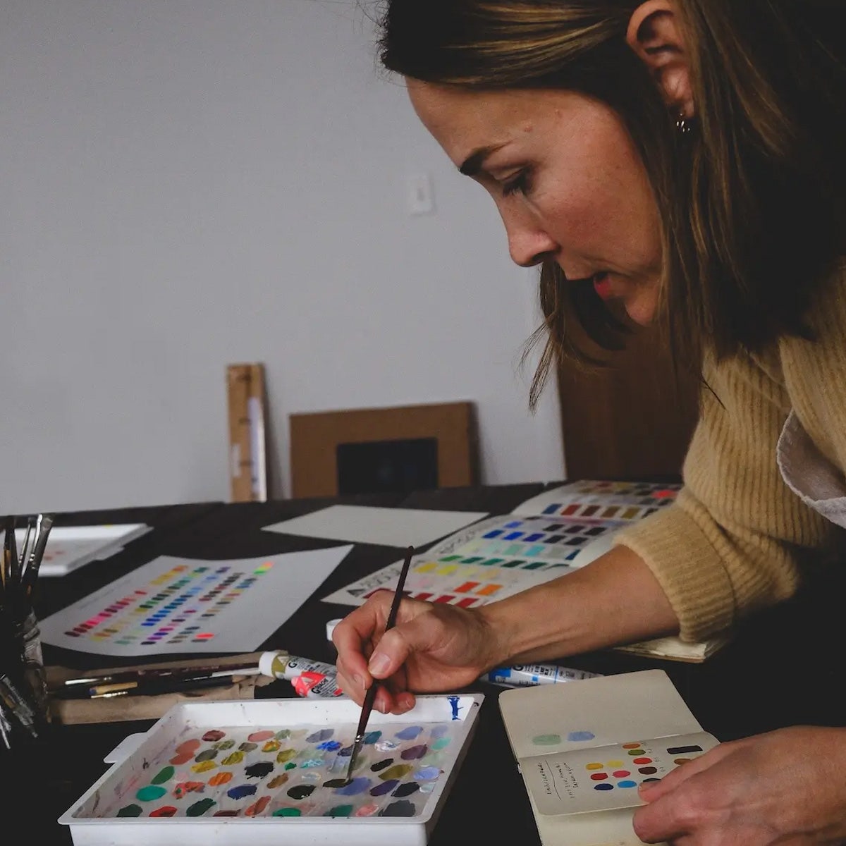Rebecca Green curating her Holbein Acryla Gouache Set
